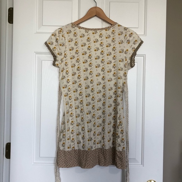 ⭕️DONATED 1/14/20 Floral v-neck top - Picture 6 of 8